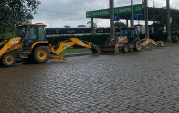 Motoniveladora em pátio